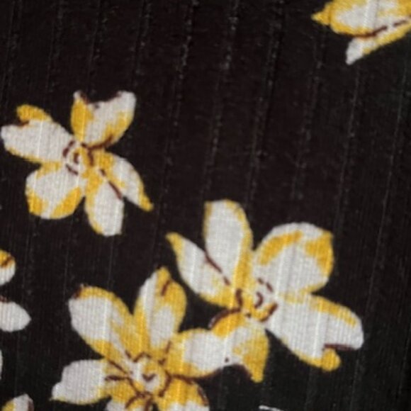 Antistar Ribbed Daisy Print Ruched Top - Picture 7 of 13